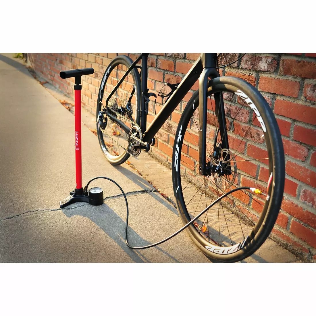 LEZYNE padló kerékpár szivattyú macro floor drive abs-1 chuck 220psi fekete fényű LZN-1-FP-MAFL-V104