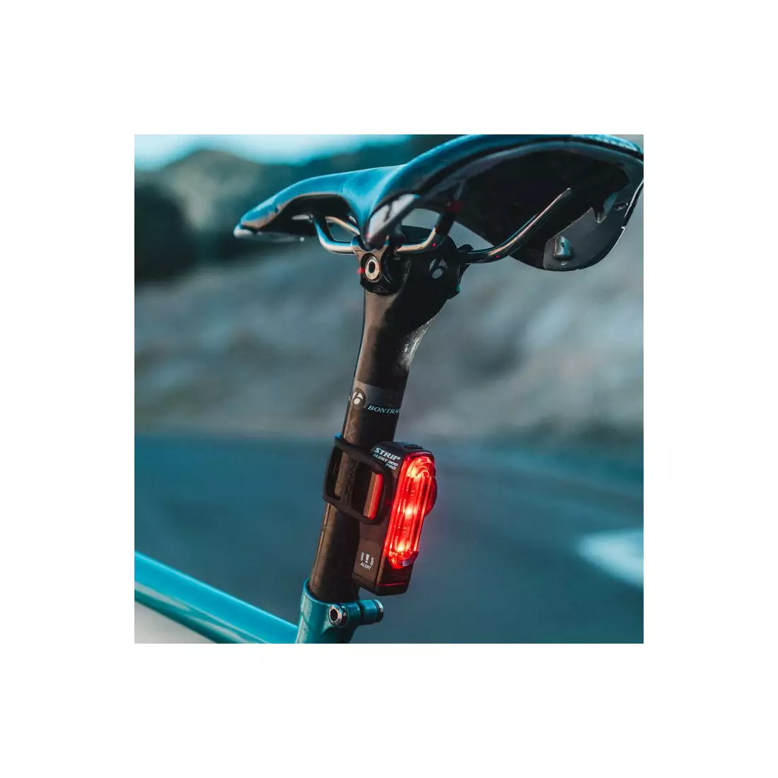 LEZYNE Hátsó kerékpár lámpa STRIP PRO ALERT DRIVE 300 fekete LZN-1-LED-37R-V104