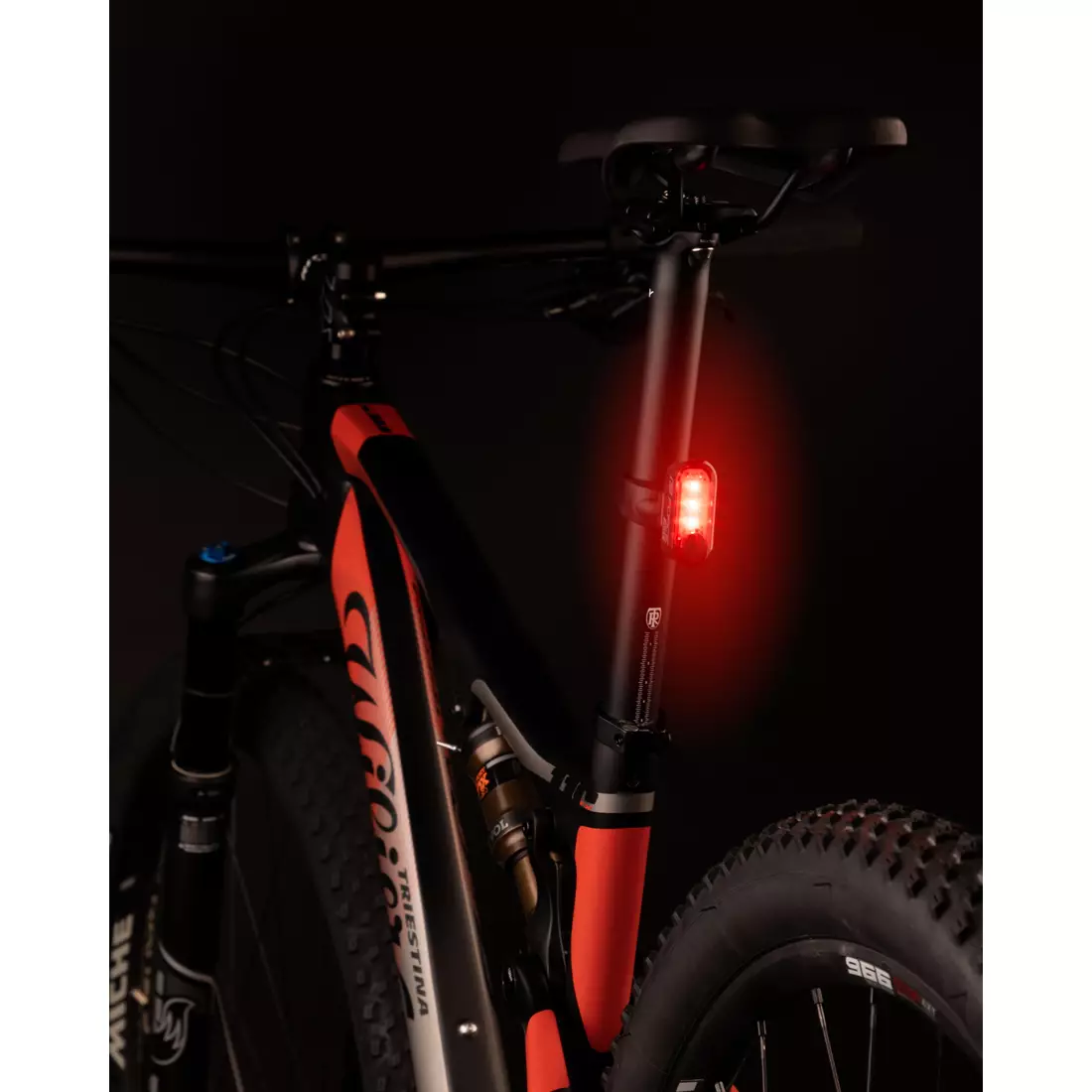 FORCE Hátsó kerékpár lámpa PILL 12LM, 3 x LED, USB 453716