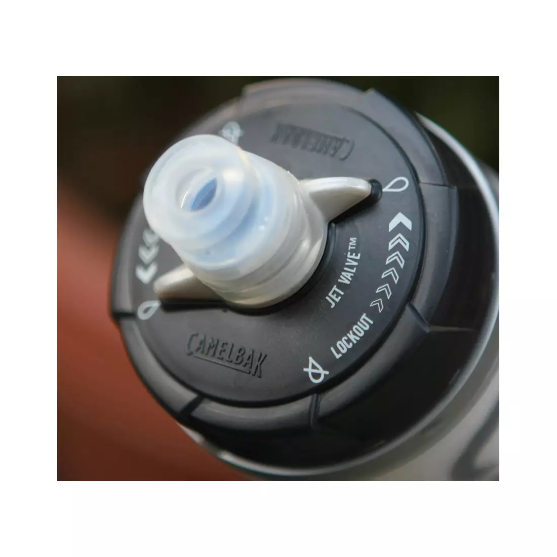 Camelbak SS17 termálvizes palack fogantyúval a futáshoz Quick Grip Chill 21 uncia / 620 ml fekete/cseresznye paradicsom 1040003900