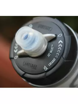 Camelbak SS17 termálvizes palack fogantyúval a futáshoz Quick Grip Chill 21 uncia / 620 ml fekete/cseresznye paradicsom 1040003900