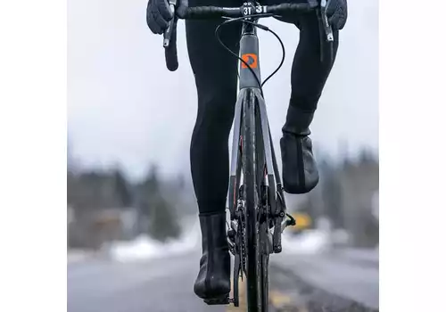Hogyan védd meg a térdedet hideg időben kerékpározás közben?